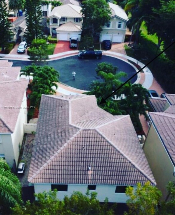 4318 NW 113th Pl in Doral, FL - Foto de edificio