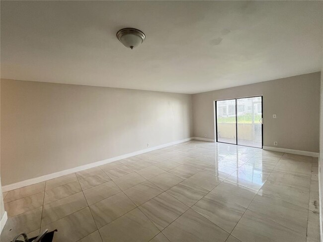 5881 NW 16th Pl in Sunrise, FL - Foto de edificio - Building Photo