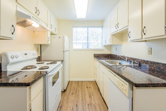 Cadillac Drive Townhomes in Sacramento, CA - Foto de edificio - Interior Photo