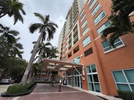 2000 N Bayshore Dr, Unit 126 in Miami, FL - Building Photo