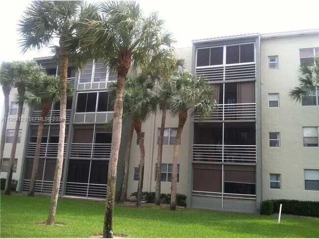 1810 SW 81st Ave in North Lauderdale, FL - Foto de edificio - Building Photo
