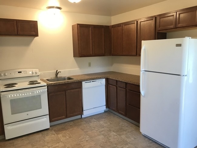Pleasant Hills Apartments in Oregon City, OR - Building Photo - Building Photo