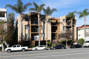 White Oak Gardens in Encino, CA - Building Photo