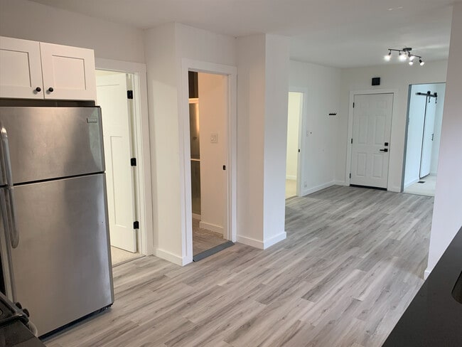 1829 W Ellen St, Unit 1 in Chicago, IL - Foto de edificio - Building Photo
