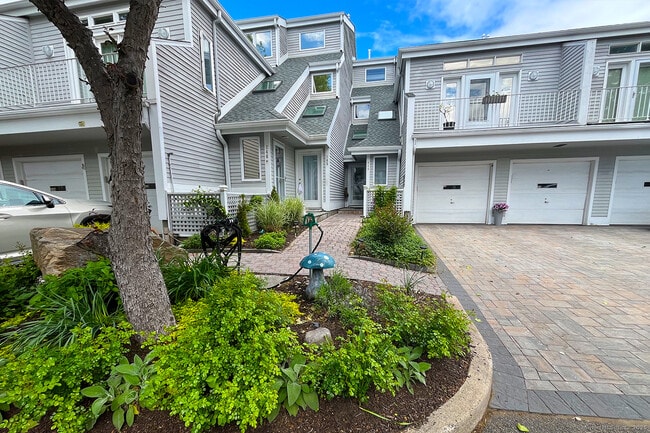 145 Breakers Ln in Stratford, CT - Building Photo - Building Photo