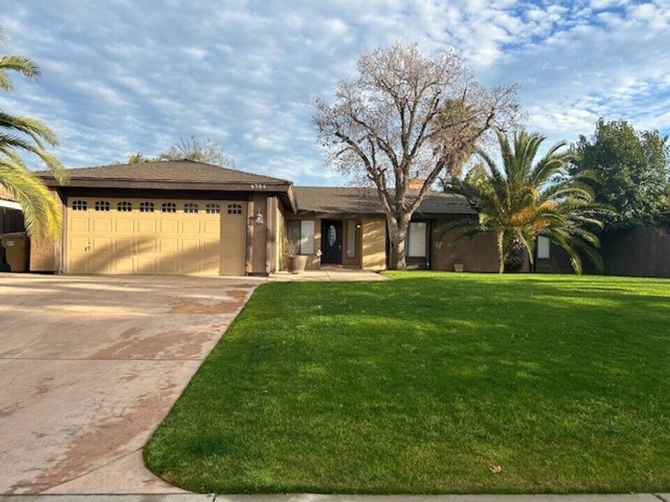 6704 Columbia Ln in Bakersfield, CA - Building Photo