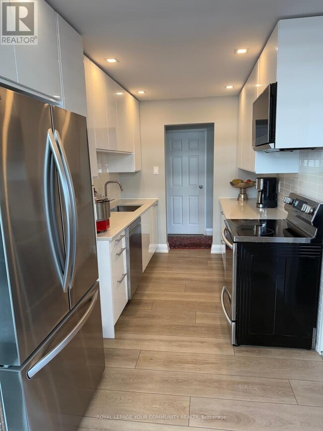 80 Quebec Ave in Toronto, ON - Building Photo - Building Photo