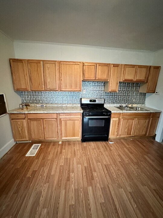 13 Lawrence St, Unit 1 in Oswego, NY - Building Photo