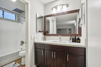 Villa Lago in Lake Balboa, CA - Building Photo - Building Photo