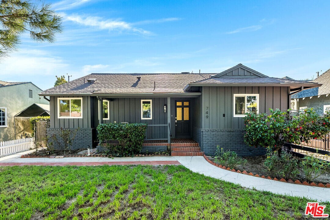 749 N Niagara St in Burbank, CA - Building Photo