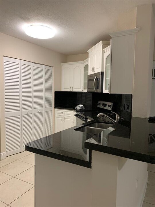 6288 NW 186th St, Unit 1XX in Hialeah, FL - Building Photo