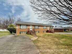 302 Fleetwood Dr in Lynchburg, VA - Building Photo