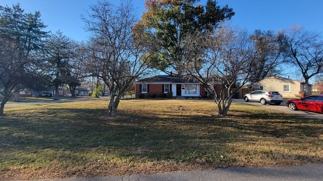 1300 Whirlaway Dr in Louisville, KY - Building Photo - Building Photo