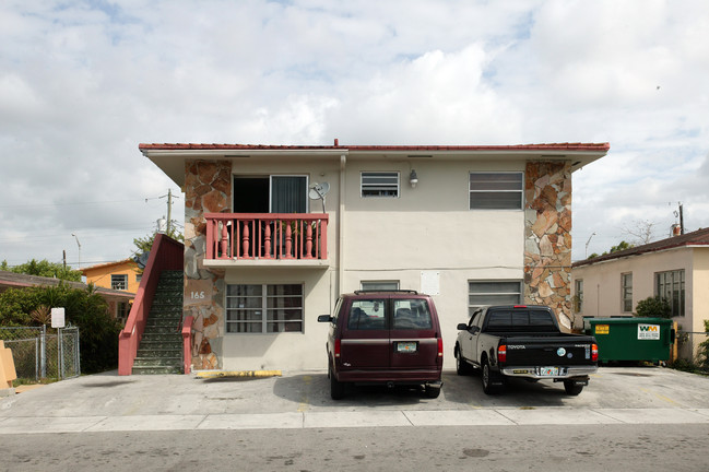 165 W 26th St in Hialeah, FL - Foto de edificio - Building Photo