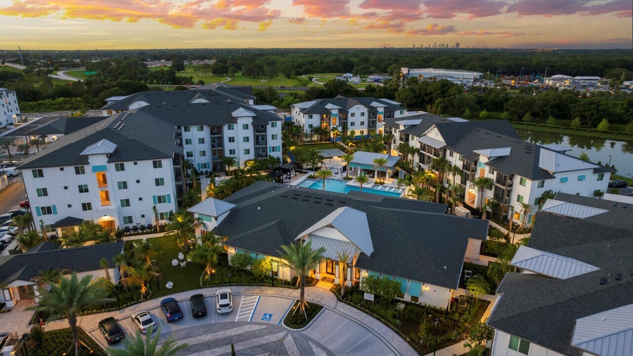 Marlowe Gateway in St. Petersburg, FL - Building Photo