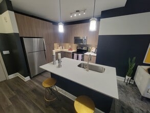 8261 NW 44th St, Unit B3 in Doral, FL - Foto de edificio - Building Photo