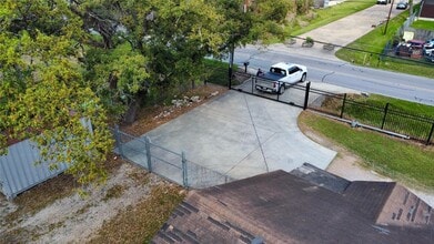 6951 Windfern Rd in Houston, TX - Building Photo - Building Photo