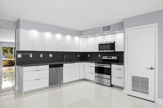 2407 NE 10th St in Hallandale Beach, FL - Building Photo - Building Photo
