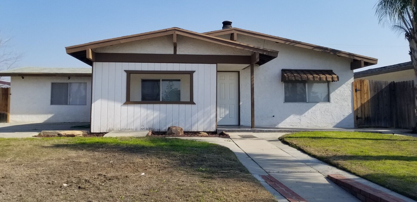 2712 Akers Rd in Bakersfield, CA - Building Photo