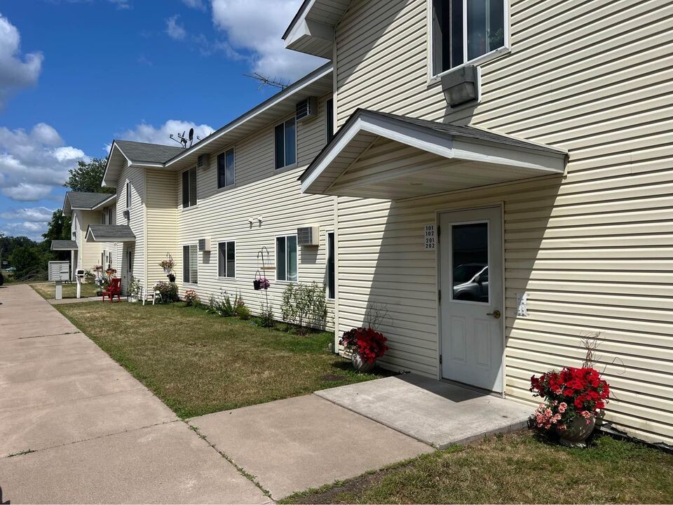 615 11th Street Southwest, Unit 206 in Pine City, MN - Foto de edificio