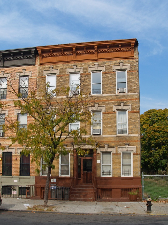 679 Halsey St in Brooklyn, NY - Building Photo - Building Photo