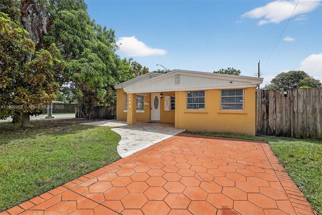 1498 NE 180th St in North Miami Beach, FL - Building Photo - Building Photo
