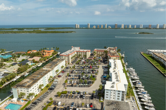 Paradise Harbour South in North Palm Beach, FL - Building Photo - Building Photo