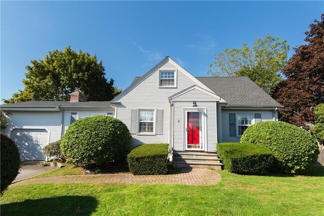 8 Fenner Ave in Newport, RI - Building Photo - Building Photo