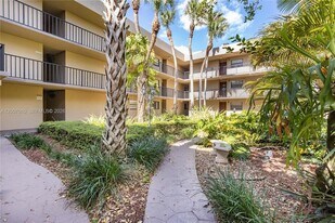 10855 SW 112th Ave, Unit 211 in Miami, FL - Building Photo