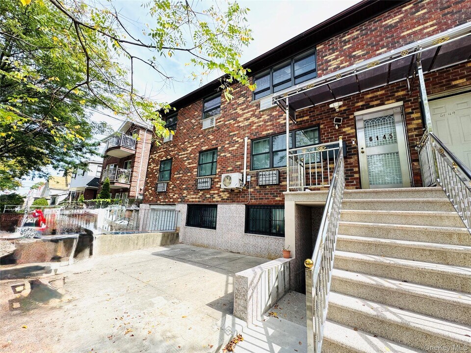 61-45 Parsons Blvd in Queens, NY - Foto de edificio