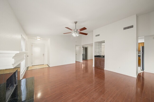 8100 Cambridge St in Houston, TX - Foto de edificio - Building Photo