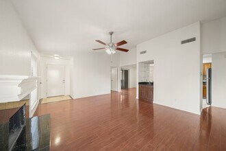 8100 Cambridge St in Houston, TX - Building Photo - Building Photo