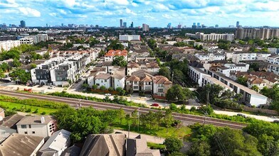 5711 Allen St in Houston, TX - Foto de edificio - Building Photo