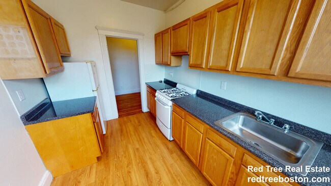 1810 Commonwealth Ave, Unit 34 in Boston, MA - Foto de edificio - Building Photo