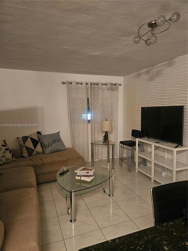 8425 Harding Ave in Miami Beach, FL - Building Photo - Building Photo