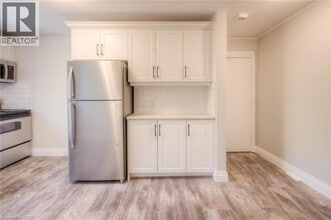 158 Erb St E in Waterloo, ON - Building Photo - Building Photo