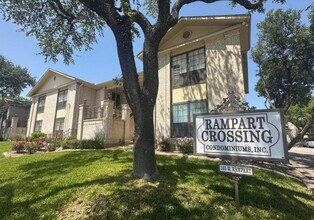 165 W Rampart Dr in San Antonio, TX - Foto de edificio - Building Photo
