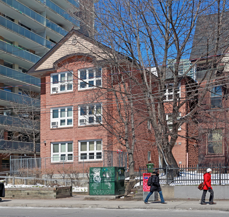 172 Carlton St in Toronto, ON - Building Photo