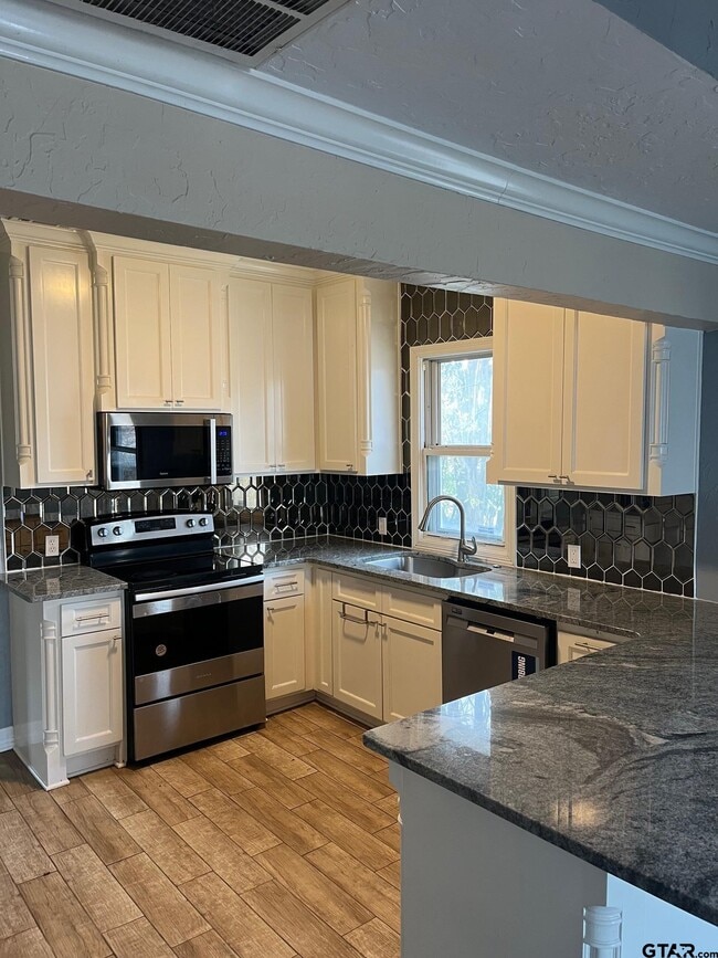 803 S Vine Ave in Tyler, TX - Building Photo - Building Photo