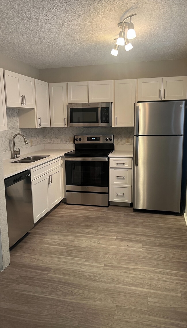 The Apartments at Oak Creek in Clearwater, FL - Building Photo - Building Photo