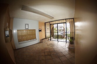 817 S St Andrews Pl in Los Angeles, CA - Building Photo - Interior Photo