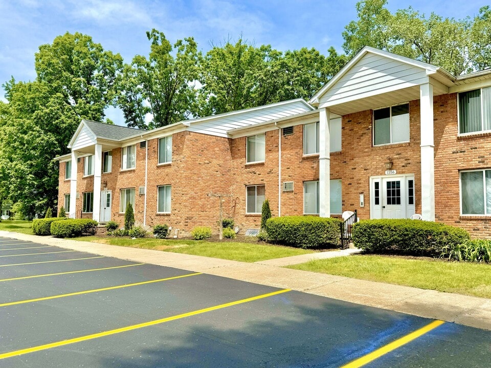 1252 E West Maple Rd in Walled Lake, MI - Building Photo