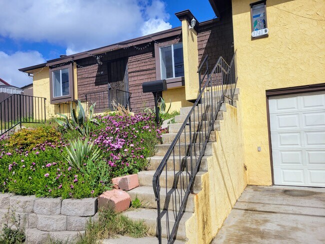 3741 52nd St, Unit B in San Diego, CA - Foto de edificio - Building Photo
