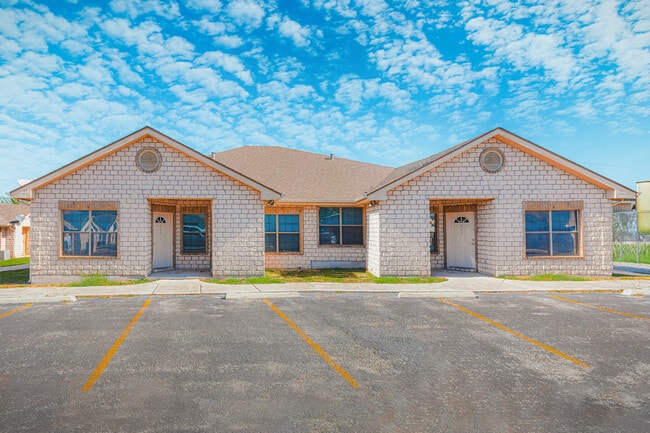 104 San Antonio Rd, Unit 403 in La Vernia, TX - Foto de edificio - Building Photo