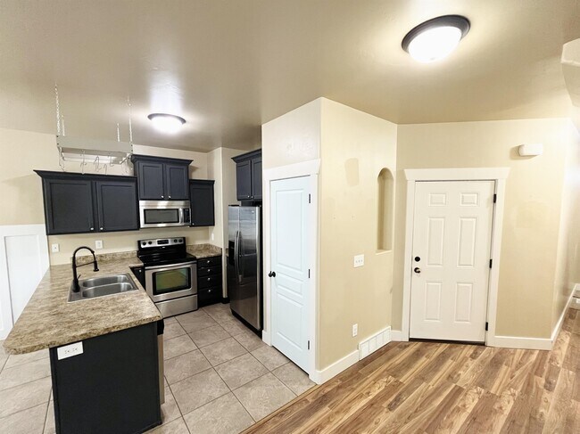 1576 Venetian Way in Saratoga Springs, UT - Building Photo - Building Photo