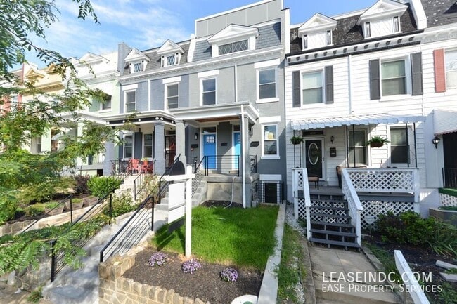 property at 158 Todd Pl NE