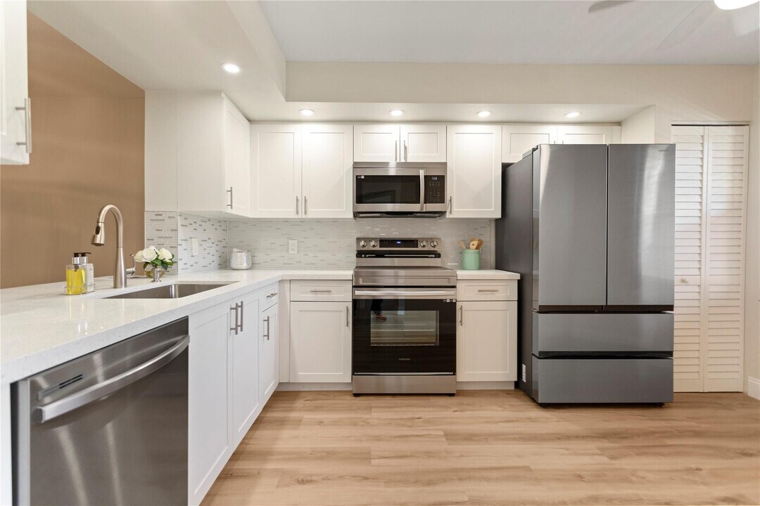 1501 SW 131st Way in Pembroke Pines, FL - Building Photo