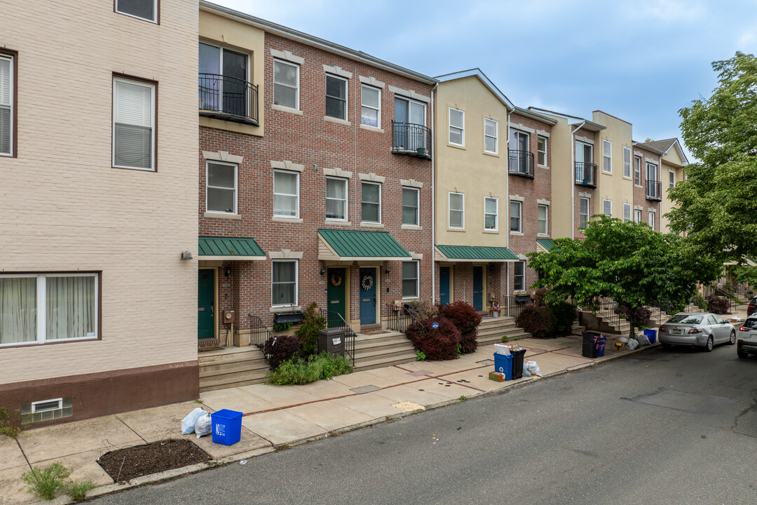 701-715 Brown St in Philadelphia, PA - Building Photo