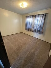 909 E 24th Ave in Hutchinson, KS - Building Photo - Building Photo