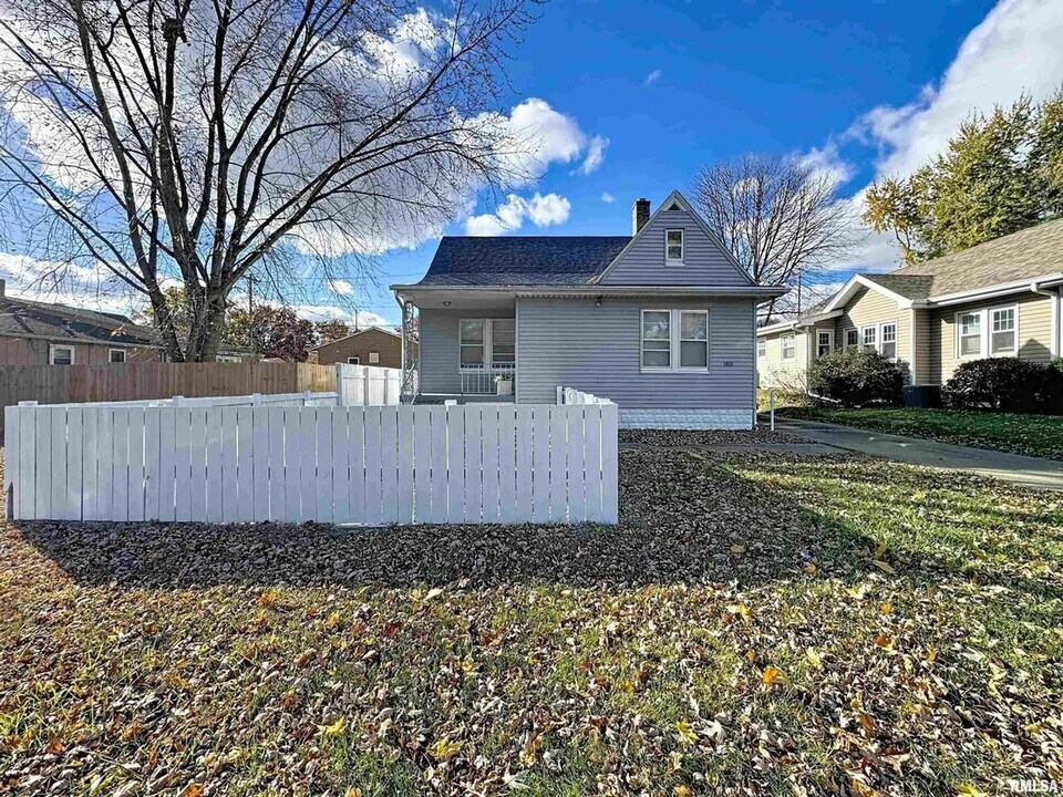 2350 38th St in Rock Island, IL - Building Photo